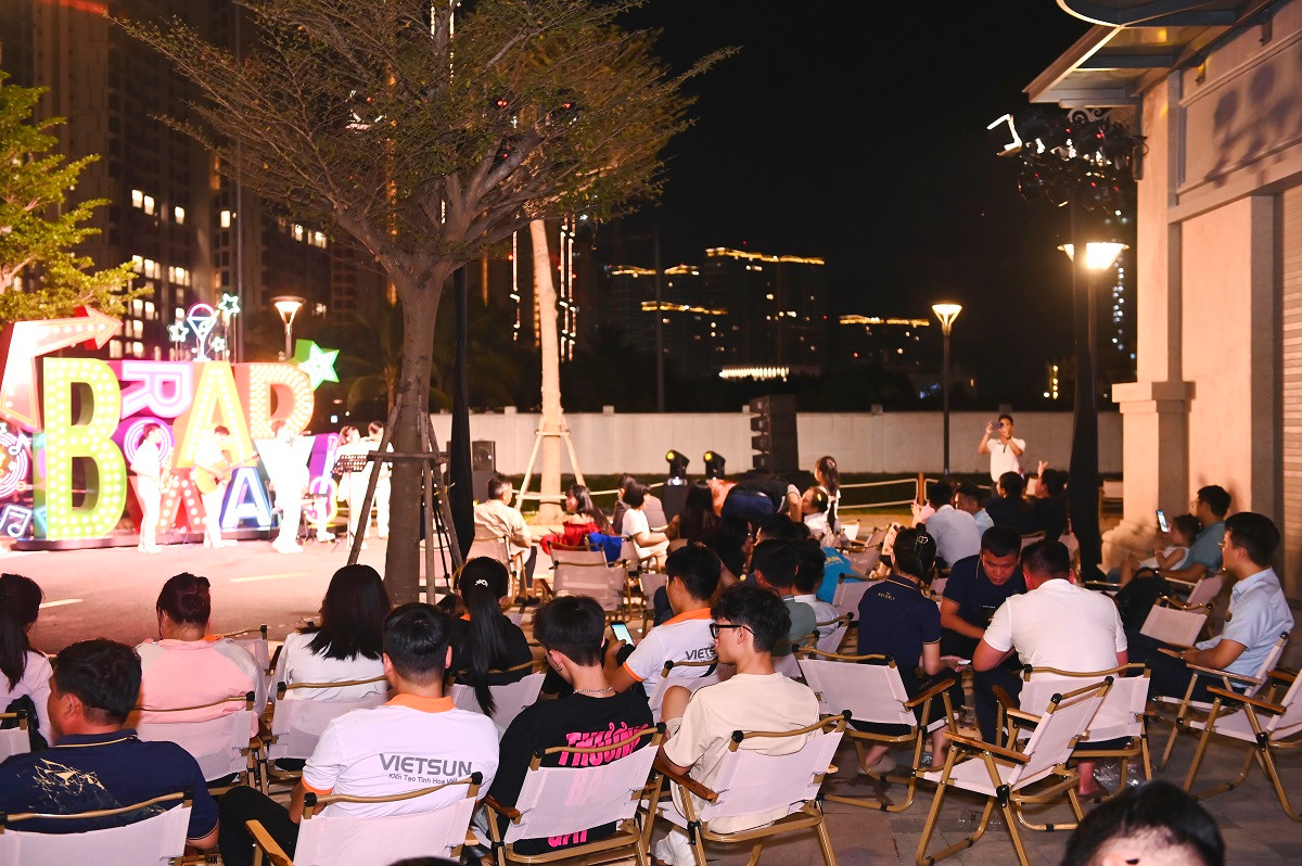 Đêm tiệc "Sparkling Night" rực rỡ sắc màu trên phố thương mại Broadway