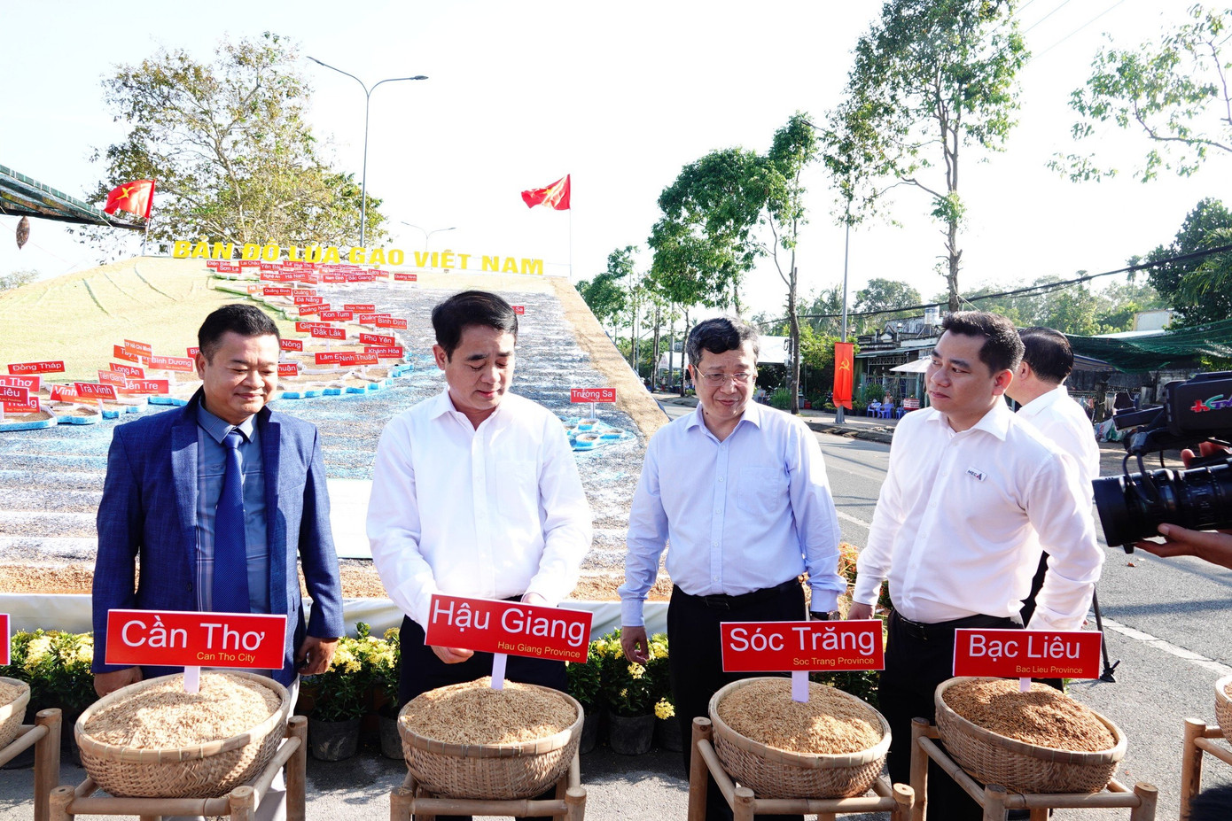 Lãnh đạo Bộ NN&amp;PTNT và tỉnh Hậu Giang tại triển lãm Con đường lúa gạo Việt Nam