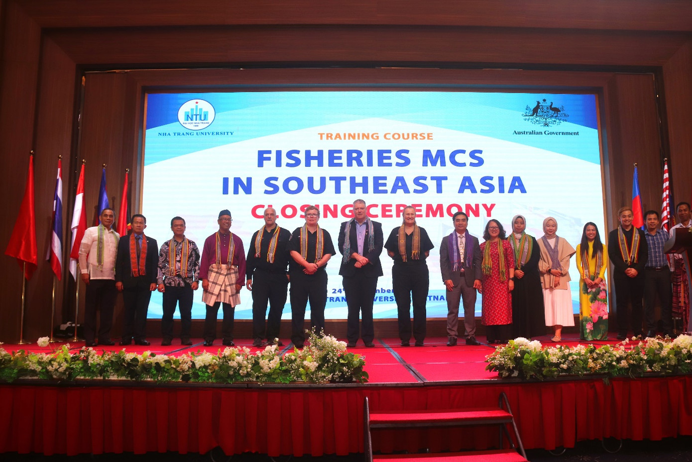 Các giảng viên của Trường ĐH Nha Trang và các chuyên gia từ cơ quan quản lý nghề cá Australia tham gia thực hiện khóa tập huấn
