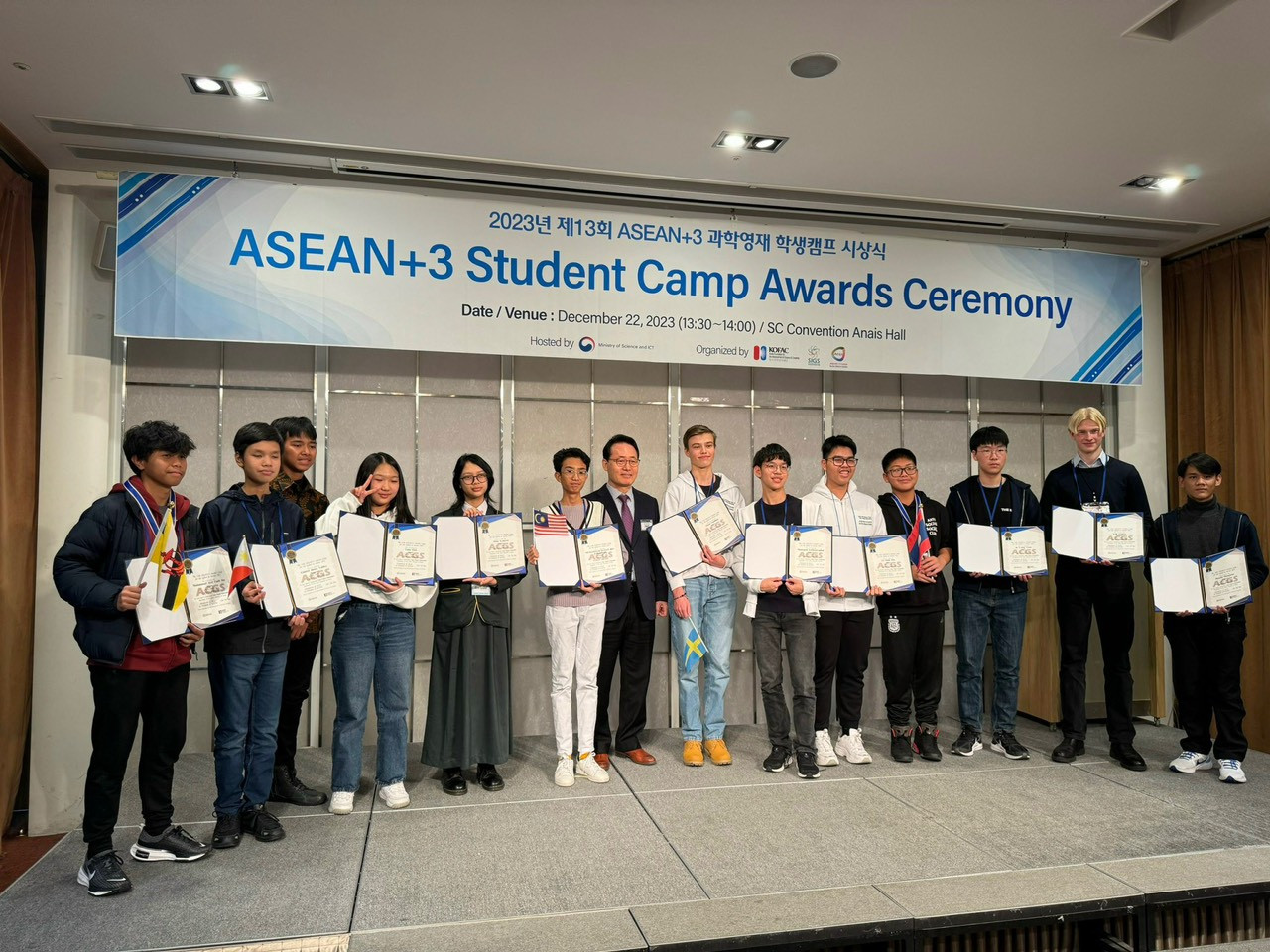 Ban giám khảo trao các giải đồng đội cho các nhóm học sinh liên quốc gia Ban giám khảo trao các giải đồng đội cho các nhóm học sinh liên quốc gia