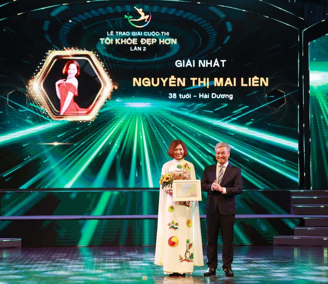 Nhà báo Trần Tuấn Linh - Tổng Biên tập Báo Sức khỏe &amp; Đời sống trao giấy chứng nhận và tặng hoa cho ứng viên đạt giải nhất