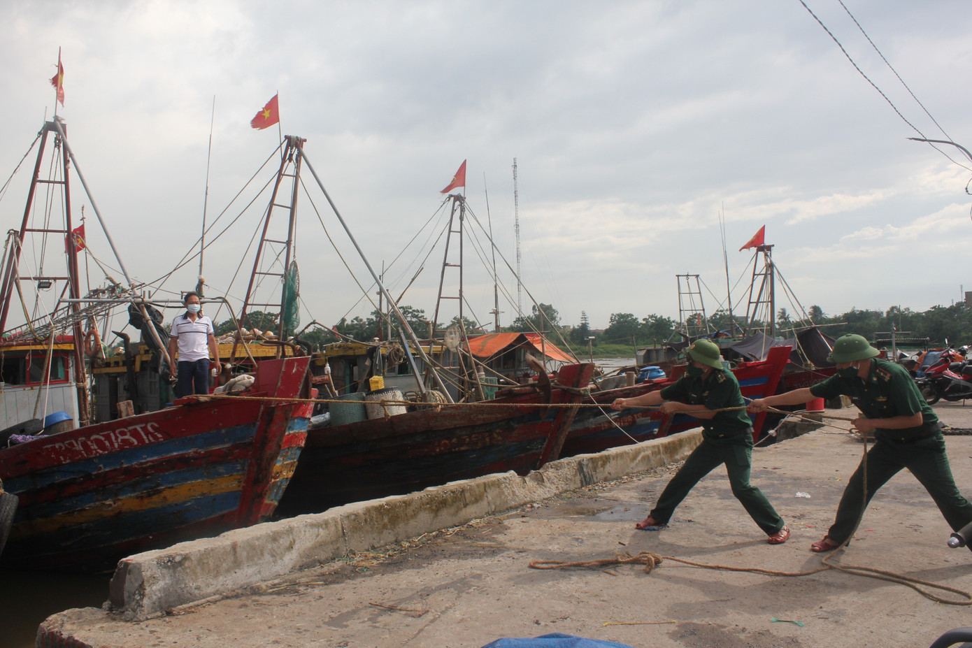 Bộ đội Biên phòng tỉnh Thái Bình giúp bà con neo đậu tàu thuyền tránh trú bão.