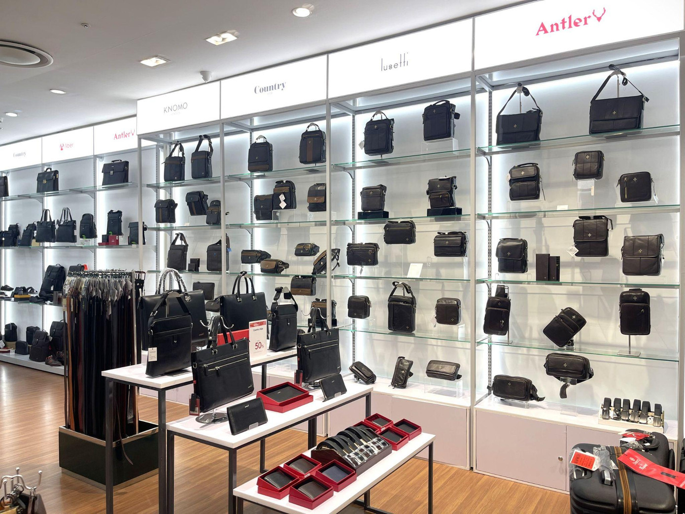 Một góc trưng bày các phụ kiện đồ da tại Glea