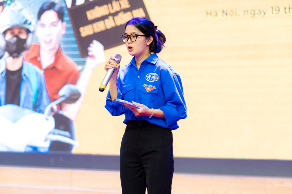 Các bạn sinh viên trình bày về ý tưởng Thưởng thức có trách nhiệm cần được truyền thông và đẩy mạnh trong xã hội Các bạn sinh viên trình bày về ý tưởng Thưởng thức có trách nhiệm cần được truyền thông và đẩy mạnh trong xã hội