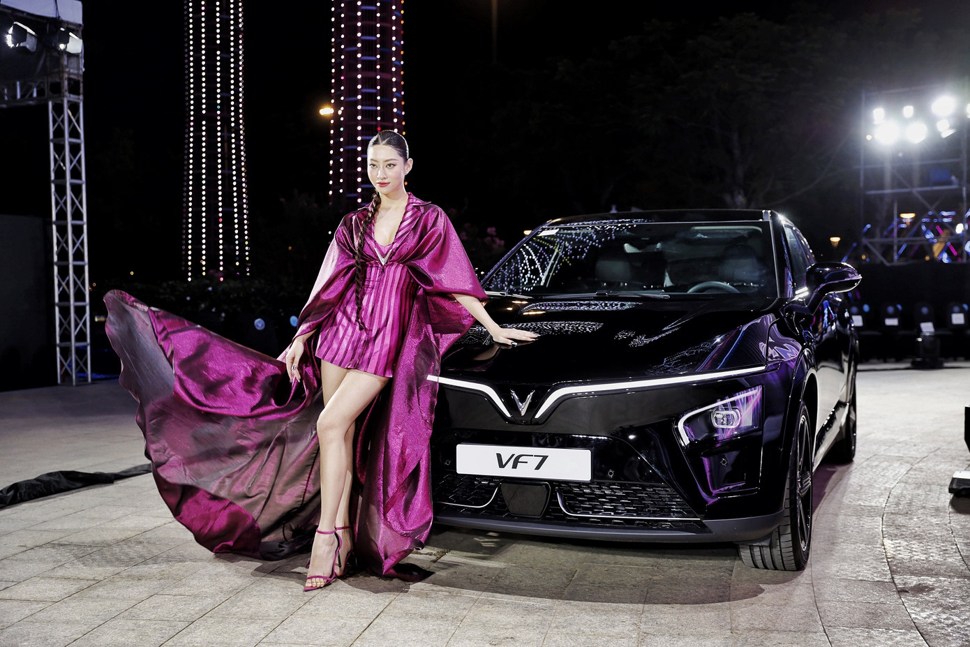VF 7 Show - Để đam mê dẫn lối mở màn đầy ấn tượng với sự xuất hiện của Hoa hậu Lương Thùy Linh trong thiết kế đầy sáng tạo của NTK Lê Thanh Hòa bên cạnh mẫu xe điện mới ra mắt thị trường của VinFast.