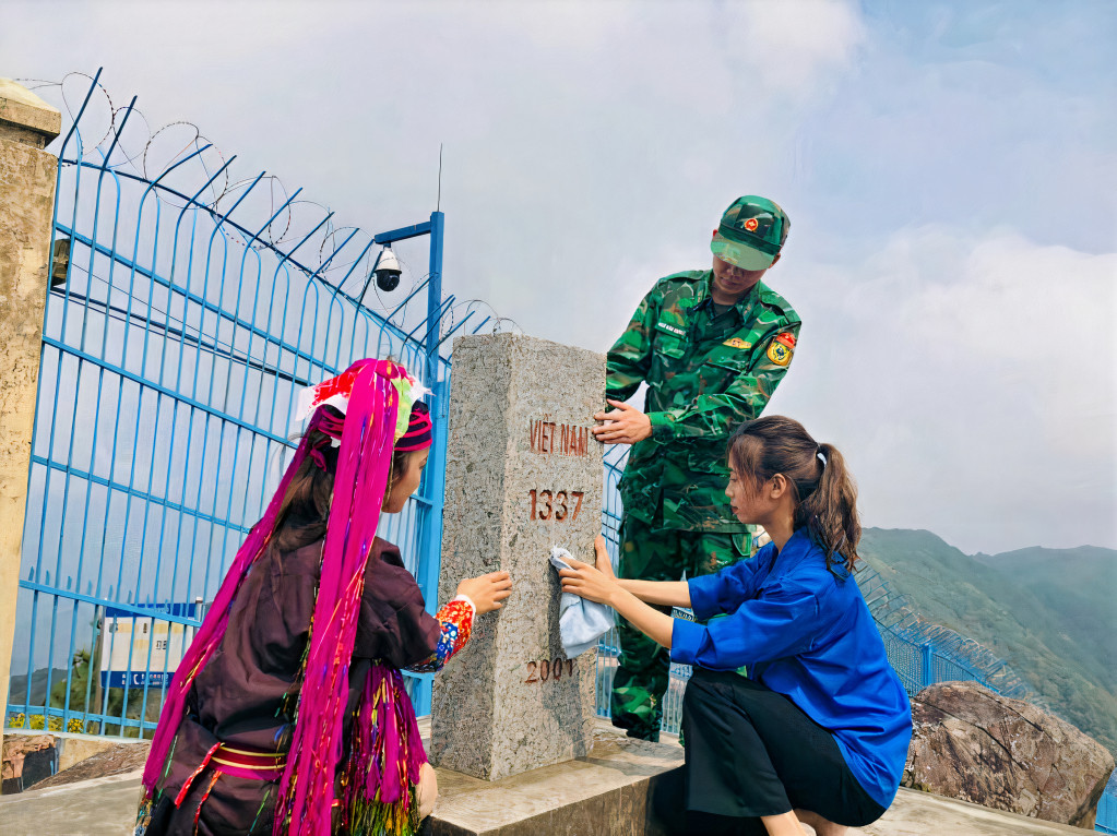 Tuổi trẻ huyện Hải Hà tham gia dọn dẹp vệ sinh môi trường khu vực cột mốc biên giới 1337 (xã Quảng Đức).