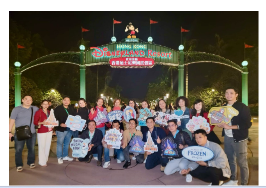 Đoàn khách du lịch Hồng Kông (Trung Quốc)vui chơi tại DisneyLand