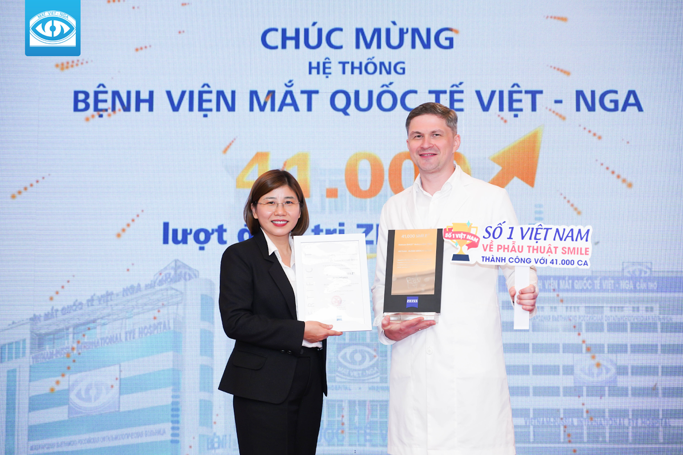 Phó Giám Đốc Chuyên Môn - Bác sĩ Bazhanov Vitalii nhận Kỷ niệm chương Vinh danh Đơn vị cán mốc 41.000 ca Phẫu thuật Relex Smile từ bà Vũ Thị Thu Hiền - General Director Carl Zeiss Việt Nam