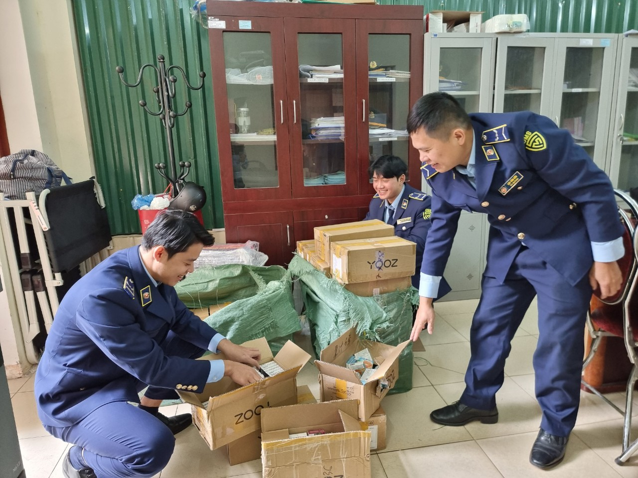 Công chức Đội Quản lý thị trường số 1, Cục Quản lý thị trường Cao Bằng kiểm tra thuốc lá điện tử nhập lậu Công chức Đội Quản lý thị trường số 1, Cục Quản lý thị trường Cao Bằng kiểm tra thuốc lá điện tử nhập lậu