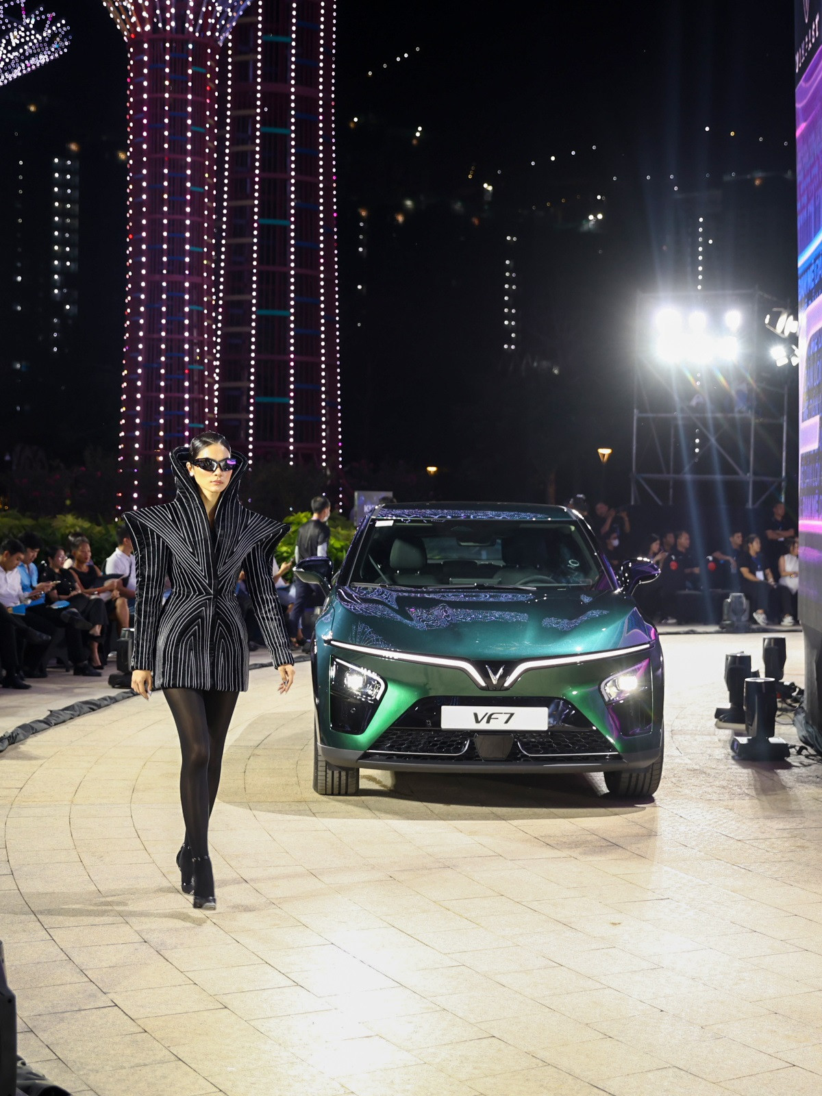 Theo anh, VF 7 không chỉ là một sản phẩm của công nghệ mà còn là một tác phẩm nghệ thuật, với ngôn ngữ thiết kế “Vũ trụ phi đối xứng” độc đáo. Điều này tạo nên một sự khác biệt, một dấu ấn riêng biệt cho VF 7 so với những mẫu xe khác trên thị trường.