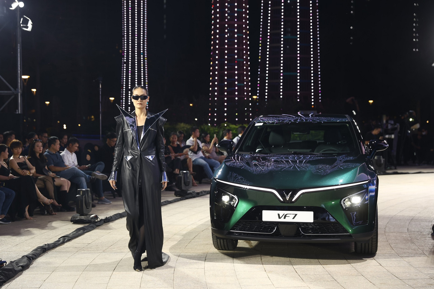 Thông qua sự kết hợp này, “Nhà thiết kế thời trang của năm 2022” muốn chứng minh rằng, với sức sáng tạo không giới hạn, chúng ta có thể tạo nên những sản phẩm vươn tầm quốc tế, đồng thời góp phần không nhỏ vào việc bảo vệ môi trường.