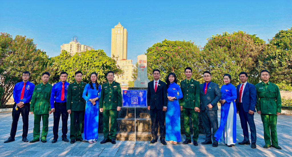 Đoàn viên thanh niên phường Ka Long (TP Móng Cái) cùng CBCS Đồn Biên phòng Cửa khẩu quốc tế Móng Cái tổ chức gắn mã QR code cột mốc biên giới 1368 (3).