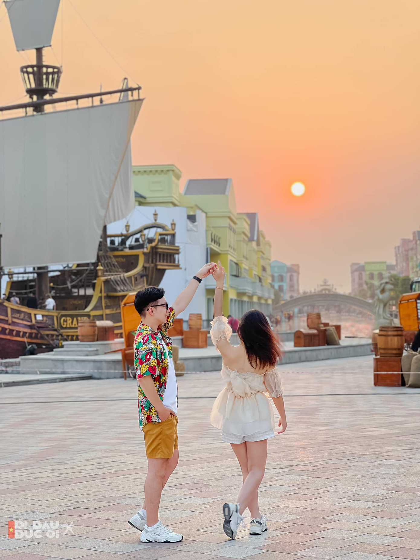 Các cặp đôi hẹn hò lãng mạn, ghi lại những kỉ niệm đáng nhớ