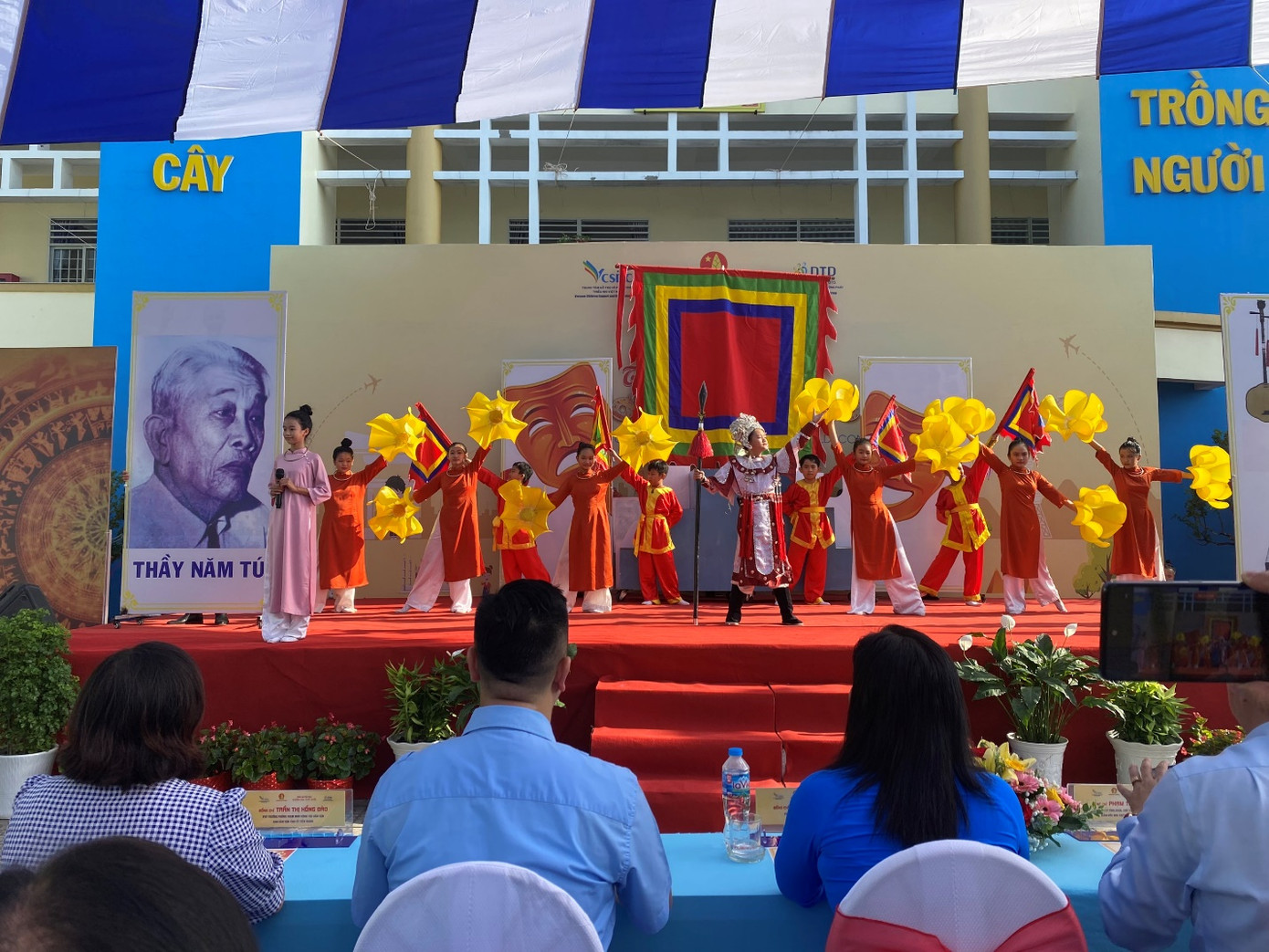 Các hoạt động biểu diễn văn nghệ được thực hiện bởi học sinh tại buổi lễ Các hoạt động biểu diễn văn nghệ được thực hiện bởi học sinh tại buổi lễ