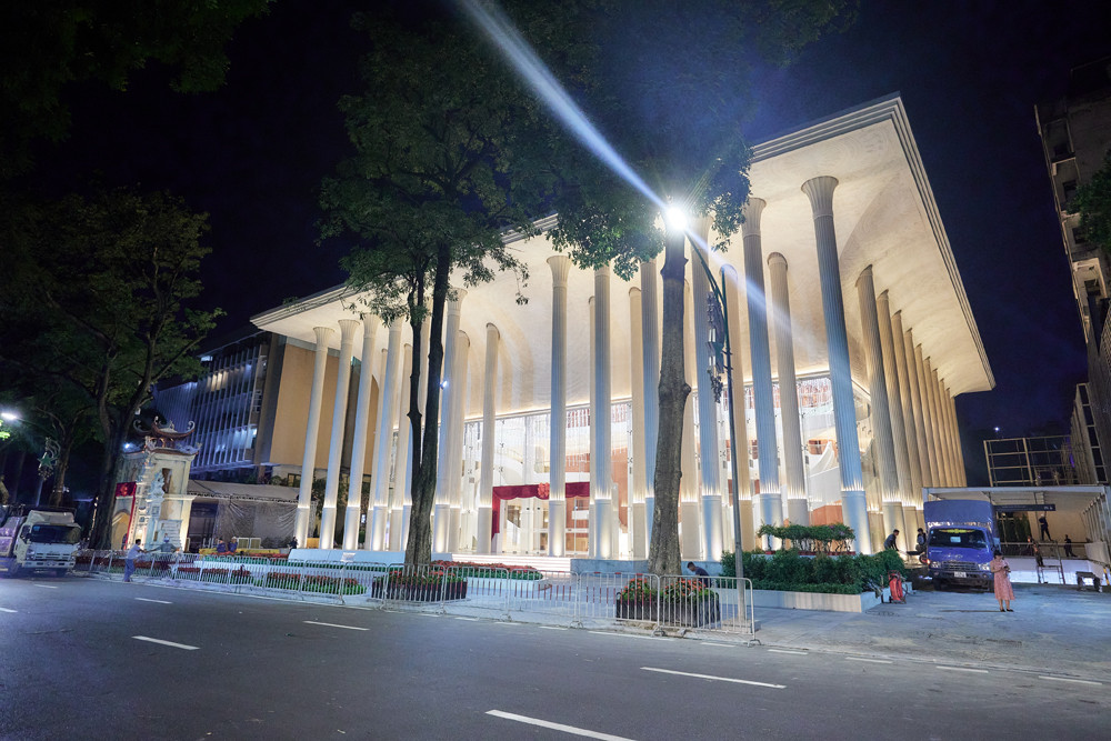 Nhà hát Hồ Gươm vừa được khánh thành vào tháng 7/2023 tại phố Hàng Bài (Hà Nội), có sân khấu hiện đại bậc nhất Việt Nam cũng như khu vực Đông Nam Á. Đây được xem là thiết chế văn hóa kết nối với các công trình văn hóa, lịch sử, cảnh quan kiến trúc quanh hồ Hoàn Kiếm, là biểu tượng văn hóa mới của Thủ đô.