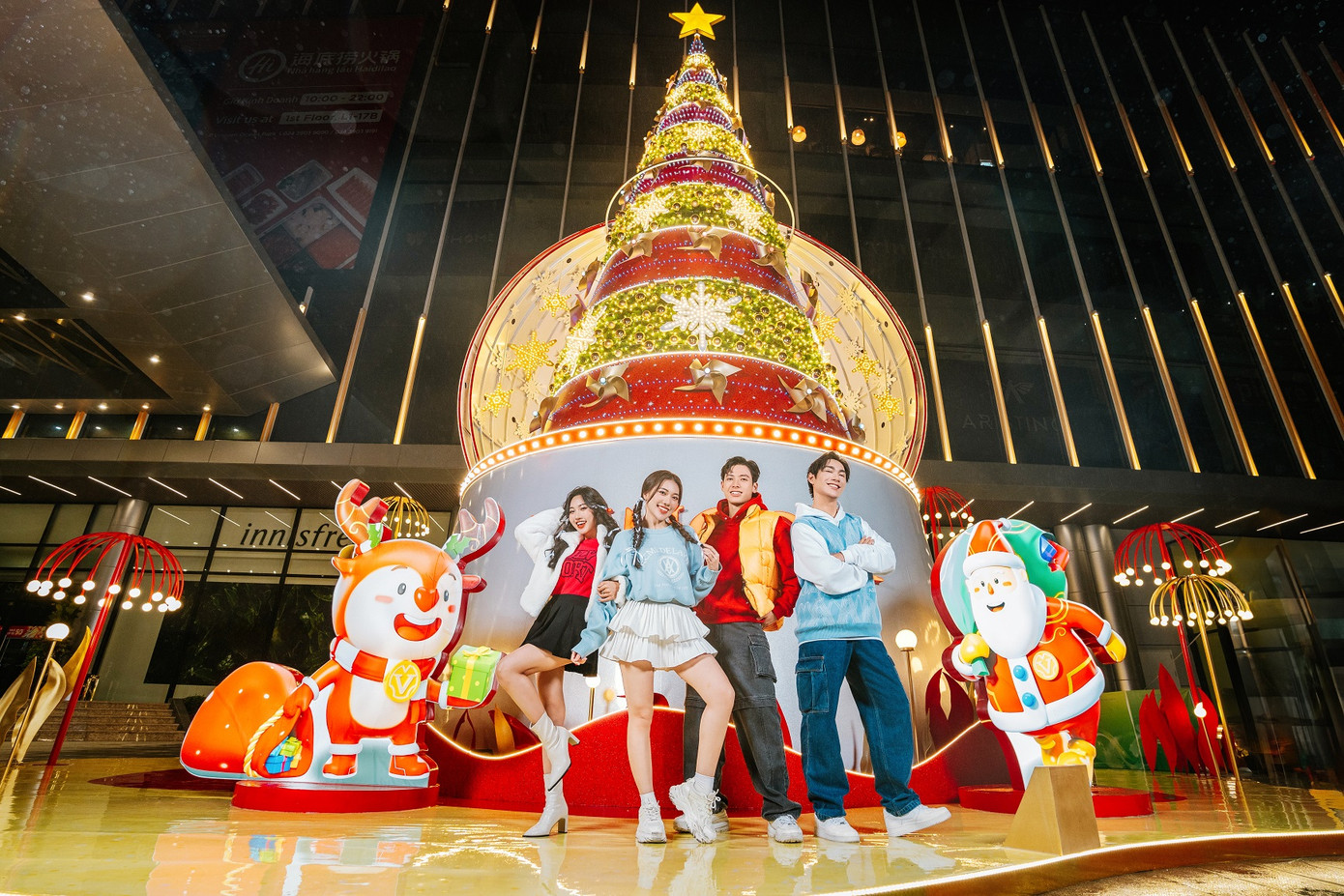 Các TTTM lớn trở thành địa điểm đón Giáng sinh thu hút giới trẻ