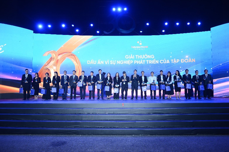 Lễ tri ân các cá nhân, tập thể cống hiến và đóng góp tích cực vào sự phát triển của Tập đoàn Tân Á Đại Thành Lễ tri ân các cá nhân, tập thể cống hiến và đóng góp tích cực vào sự phát triển của Tập đoàn Tân Á Đại Thành