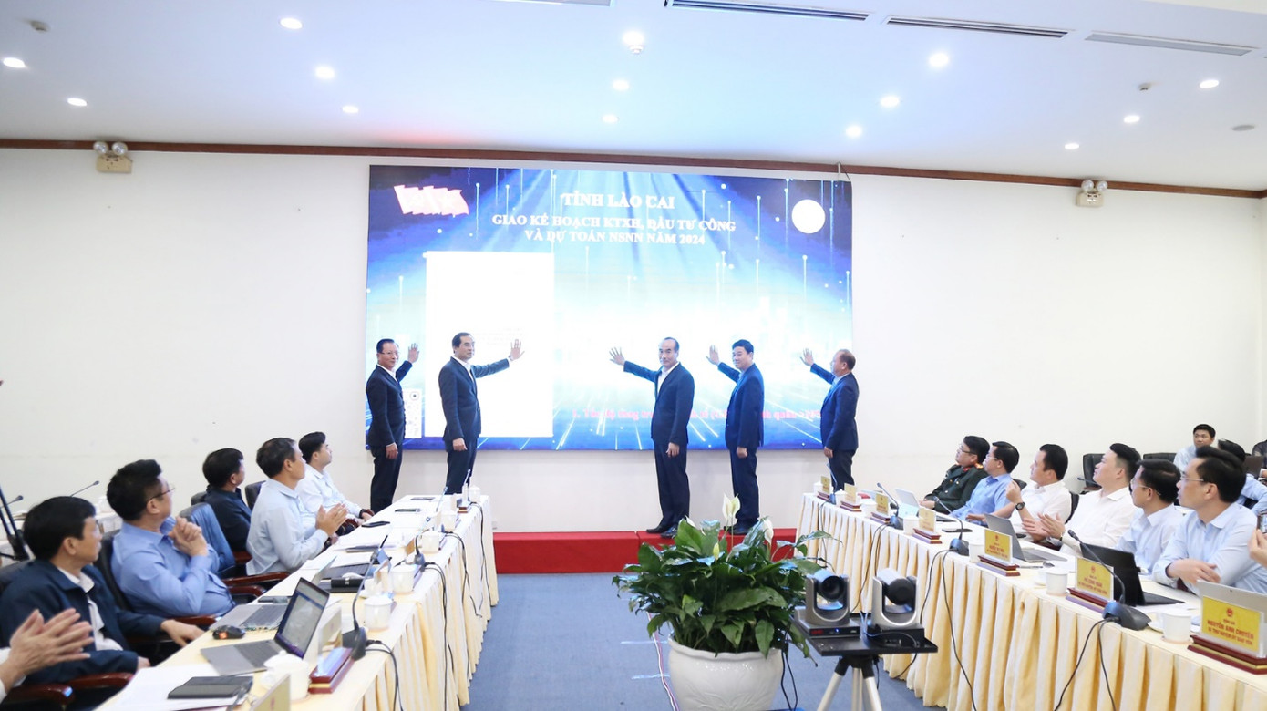 Lãnh đạo tỉnh thực hiện nghi thức triển khai kế hoạch kinh tế xã hội, đầu tư công năm 2024