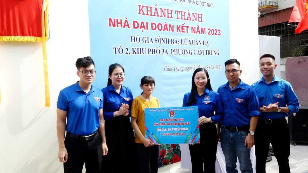 Ban Thường vụ Đoàn Khối các cơ quan và doanh nghiệp tỉnh trao tặng kinh phí xây dựng nhà đại đoàn kết cho gia đình bà Lê Xuân Hạ (TP Cẩm Phả). Ban Thường vụ Đoàn Khối các cơ quan và doanh nghiệp tỉnh trao tặng kinh phí xây dựng nhà đại đoàn kết cho gia đình bà Lê Xuân Hạ (TP Cẩm Phả).