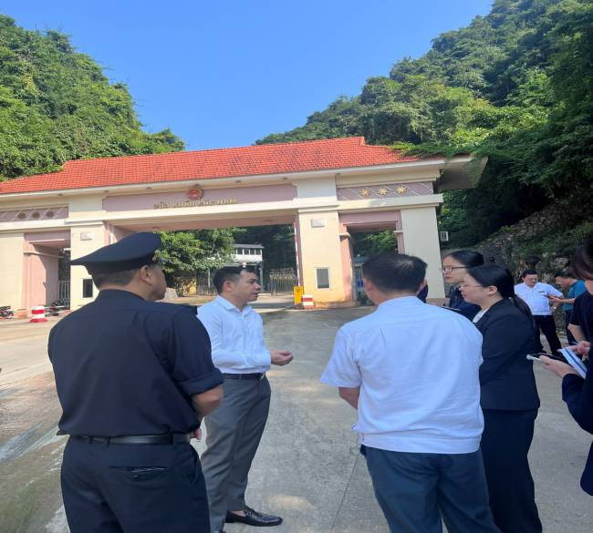Đoàn công tác Ban quản lý kinh tế cửa khẩu Đồng Đăng- Lạng Sơn cùng đoàn đại biểu Bằng Tường (Trung Quốc) khảo sát cửa khẩu Cốc Nam .Ảnh: Duy Chiến