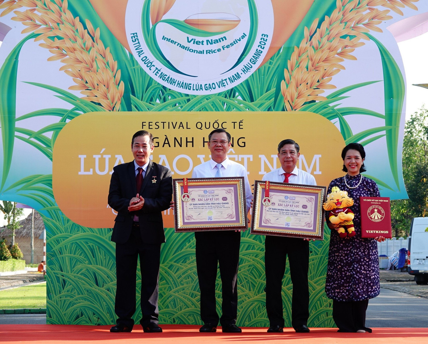 Lãnh đạo tỉnh Hậu Giang đón nhận hai kỷ lục Việt Nam tại Festival Quốc tế ngành hàng lúa gạo Việt Nam – Hậu Giang 2023
