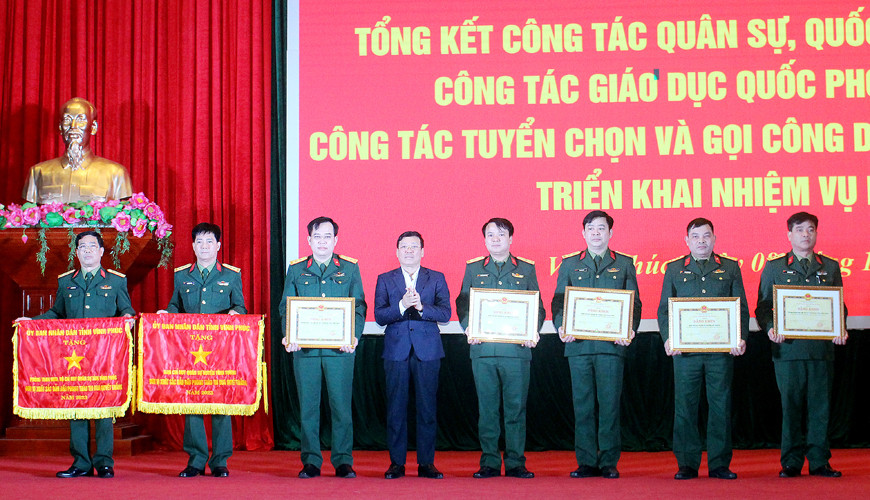 Chủ tịch UBND tỉnh Lê Duy Thành trao Cờ thi đua, Bằng khen cho các tập thể có thành tích xuất sắc trong công tác quân sự, quốc phòng