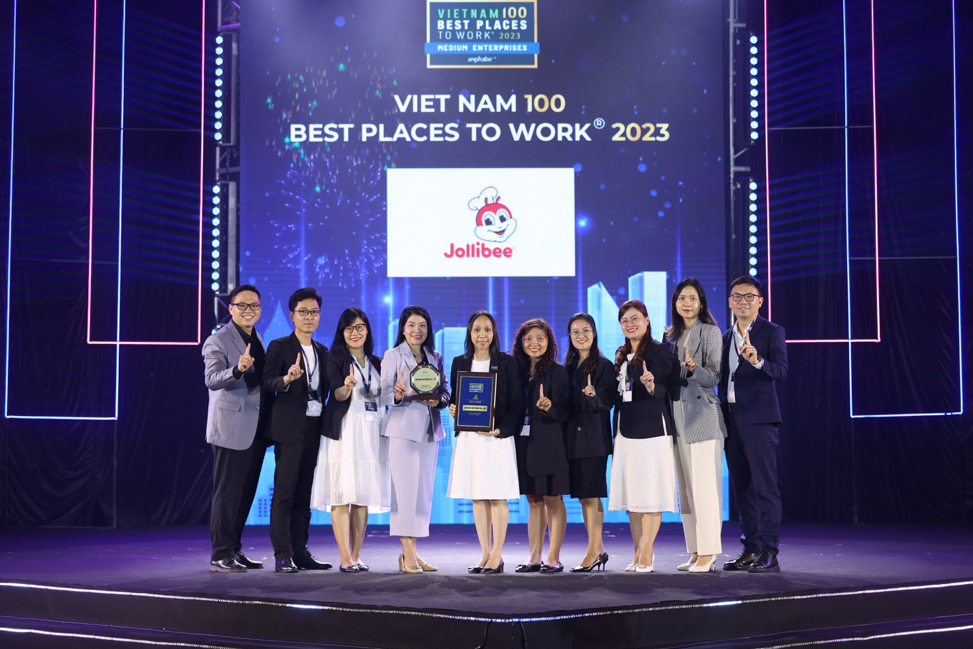 Ban lãnh đạo Jollibee Việt Nam vinh dự nhận giải thưởng trên sân khấu
