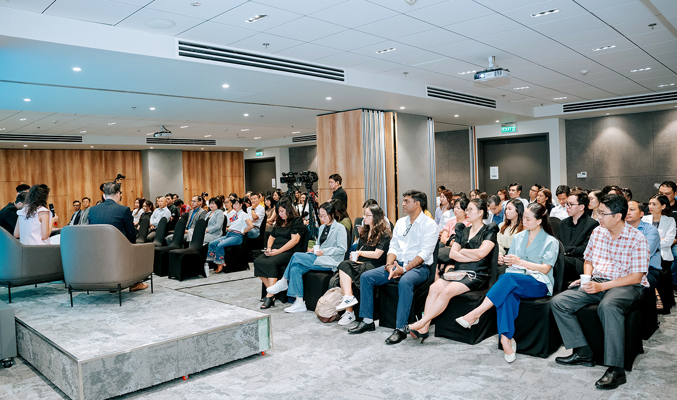 Đông đảo cá nhân trong giai đoạn mid-career tham gia sự kiện.