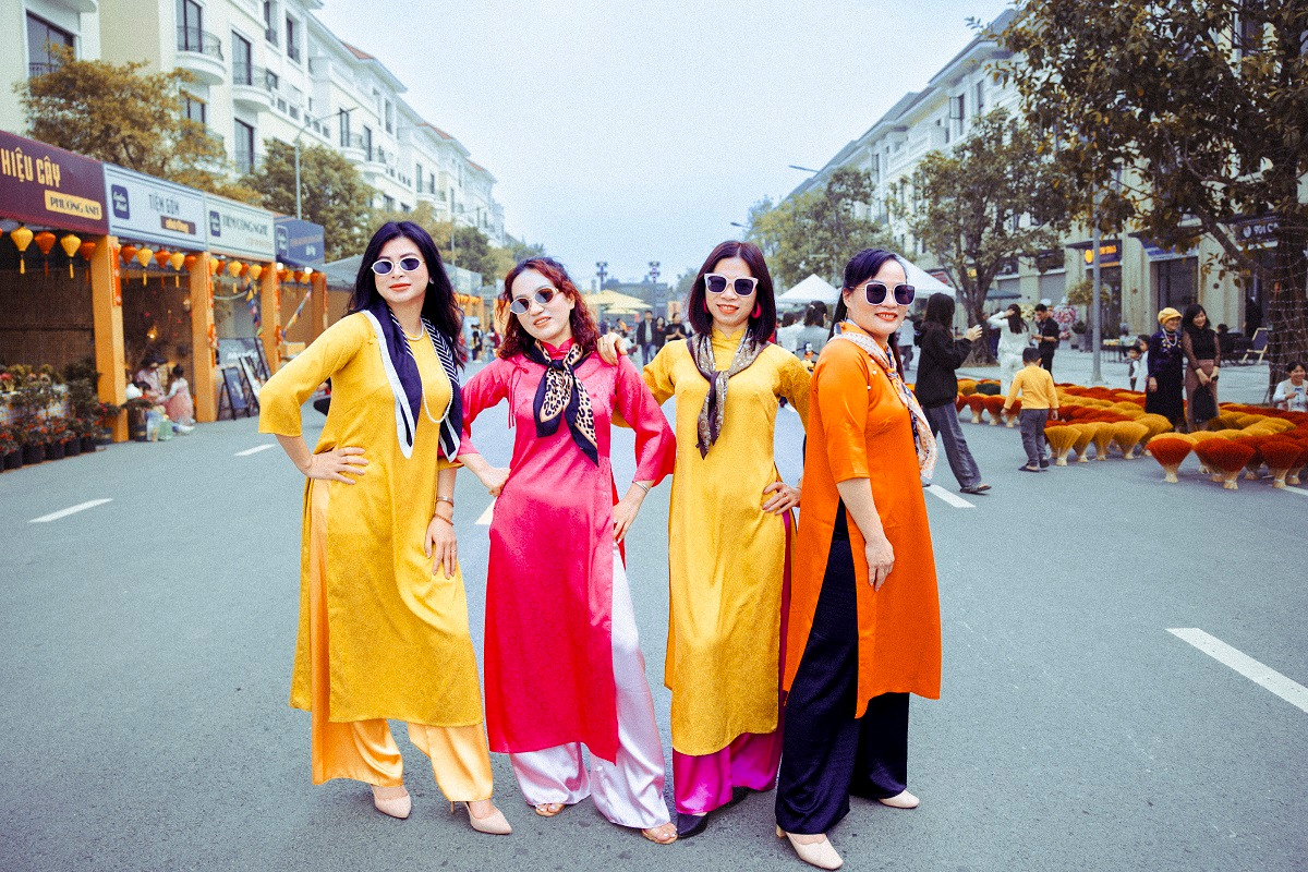 Tiệm hớt tóc tân thời bước ra từ trong những bộ phim năm 80s khiến du khách thích thú xếp hàng để trải nghiệm