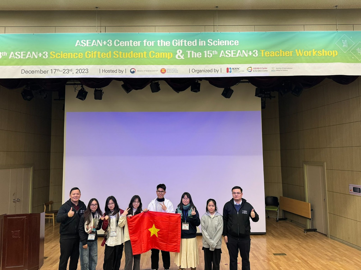 GS. TS Lê Anh Vinh và TS Đỗ Đức Lân, Viện Khoa học Giáo dục Việt Nam cùng 6 em học sinh Việt Nam tham dự Hội trại GS. TS Lê Anh Vinh và TS Đỗ Đức Lân, Viện Khoa học Giáo dục Việt Nam cùng 6 em học sinh Việt Nam tham dự Hội trại