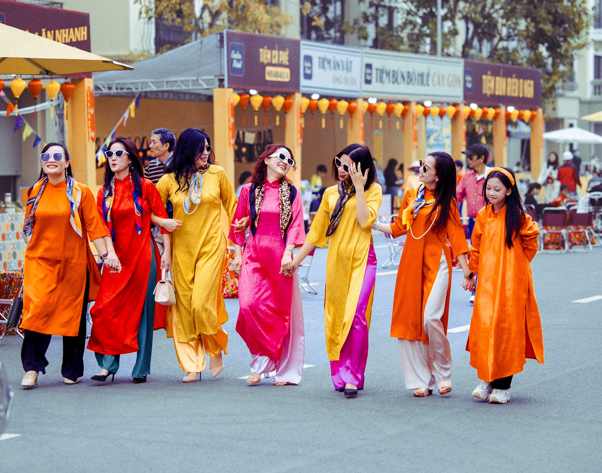 Hội chị em nô nức trong tà áo dài mang phong cách “Cô Ba Sài Gòn” rực rỡ màu sắc, thả dáng trong chợ Tết Vinhomes Ocean Park 2