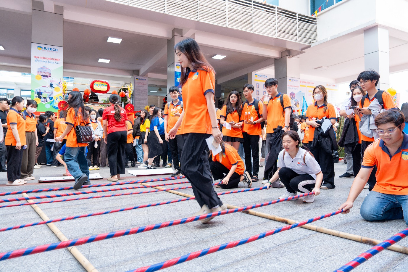 Không gian “Hội Xuân HUTECH 2024” tươi vui, rộn ràng, thu hút đông đảo sinh viên đến tham quan, vui chơi