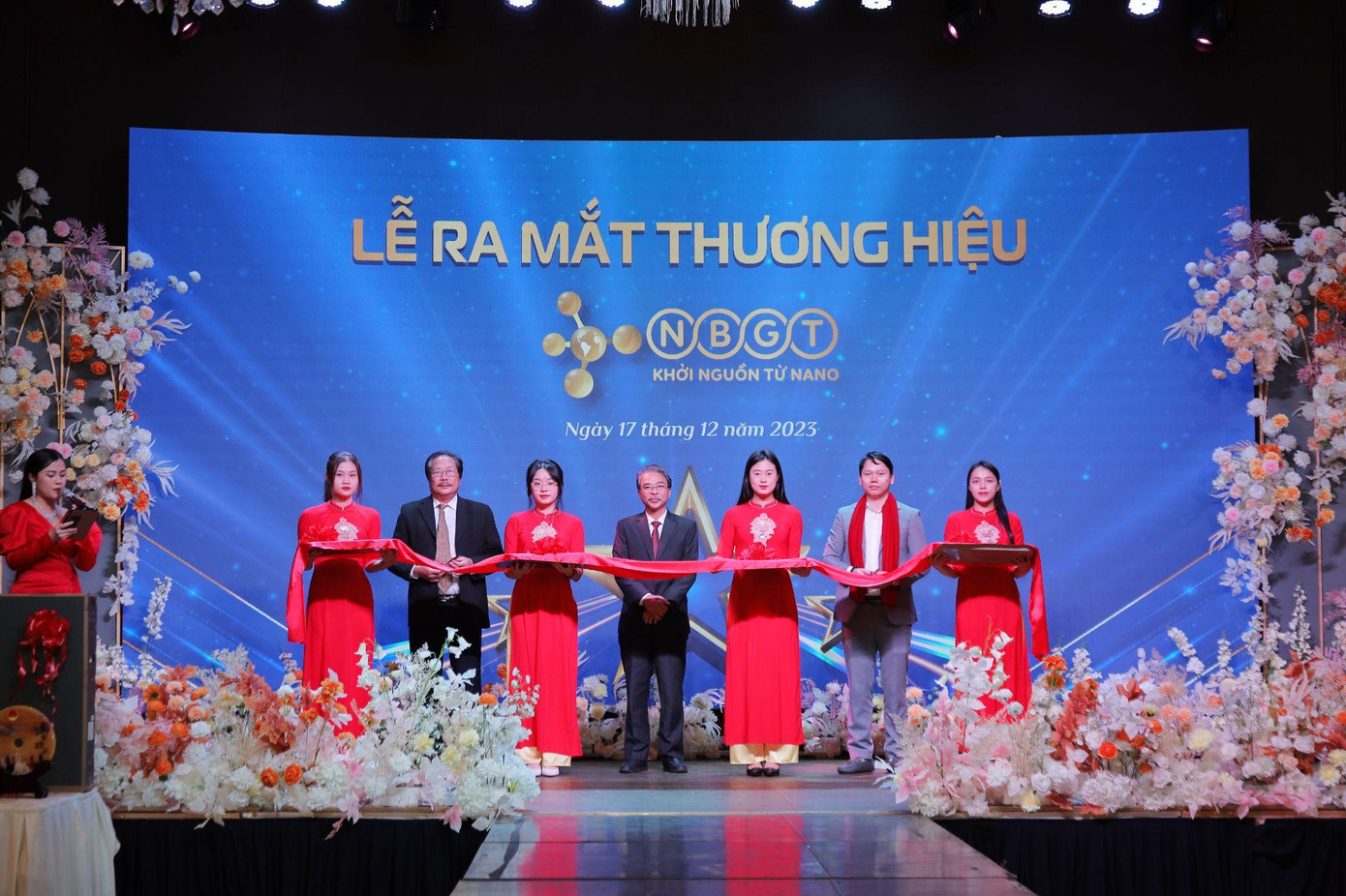 Đại diện ban lãnh đạo làm lễ ra mắt thương hiệu NBGT