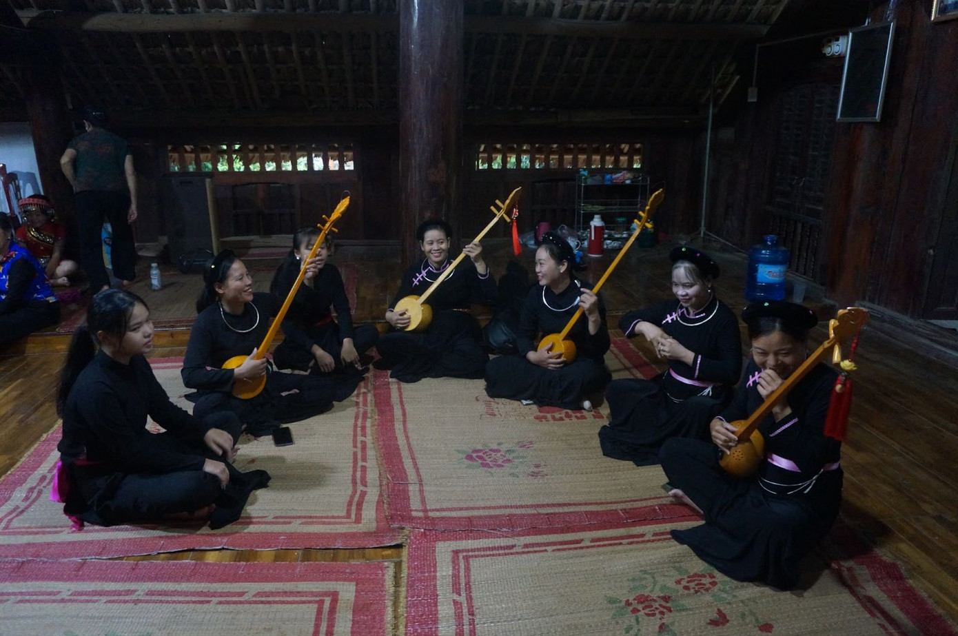 Một buổi sinh hoạt của CLB hát then đàn tính thôn Tân Lập (Ảnh: Phương Anh)