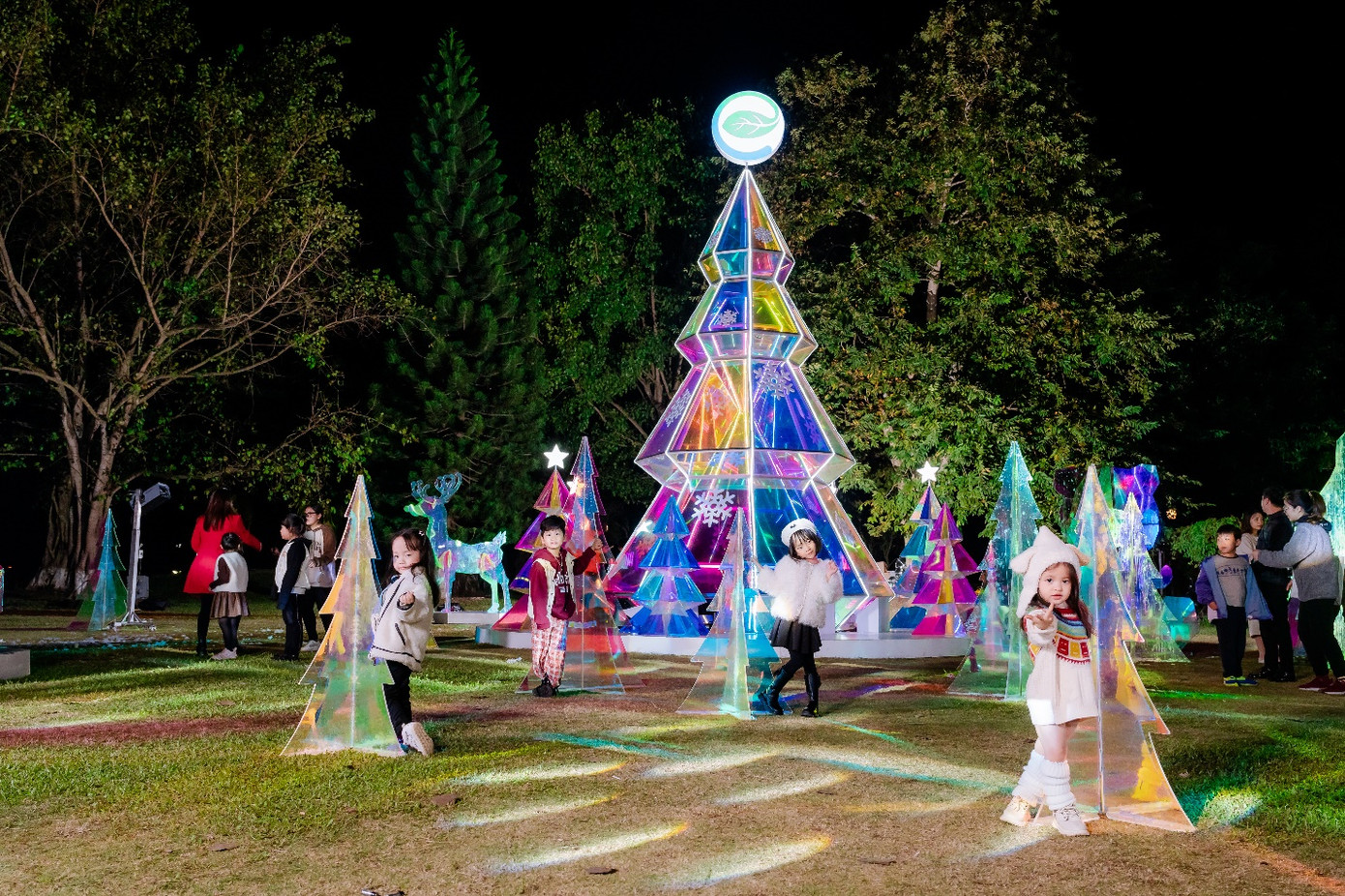 Khu rừng pha lê của thành phố xanh Ecopark được đặt tại công viên mùa Hạ, đã mở cửa chào đón cư dân và khách tham quan. Khu rừng pha lê của thành phố xanh Ecopark được đặt tại công viên mùa Hạ, đã mở cửa chào đón cư dân và khách tham quan.