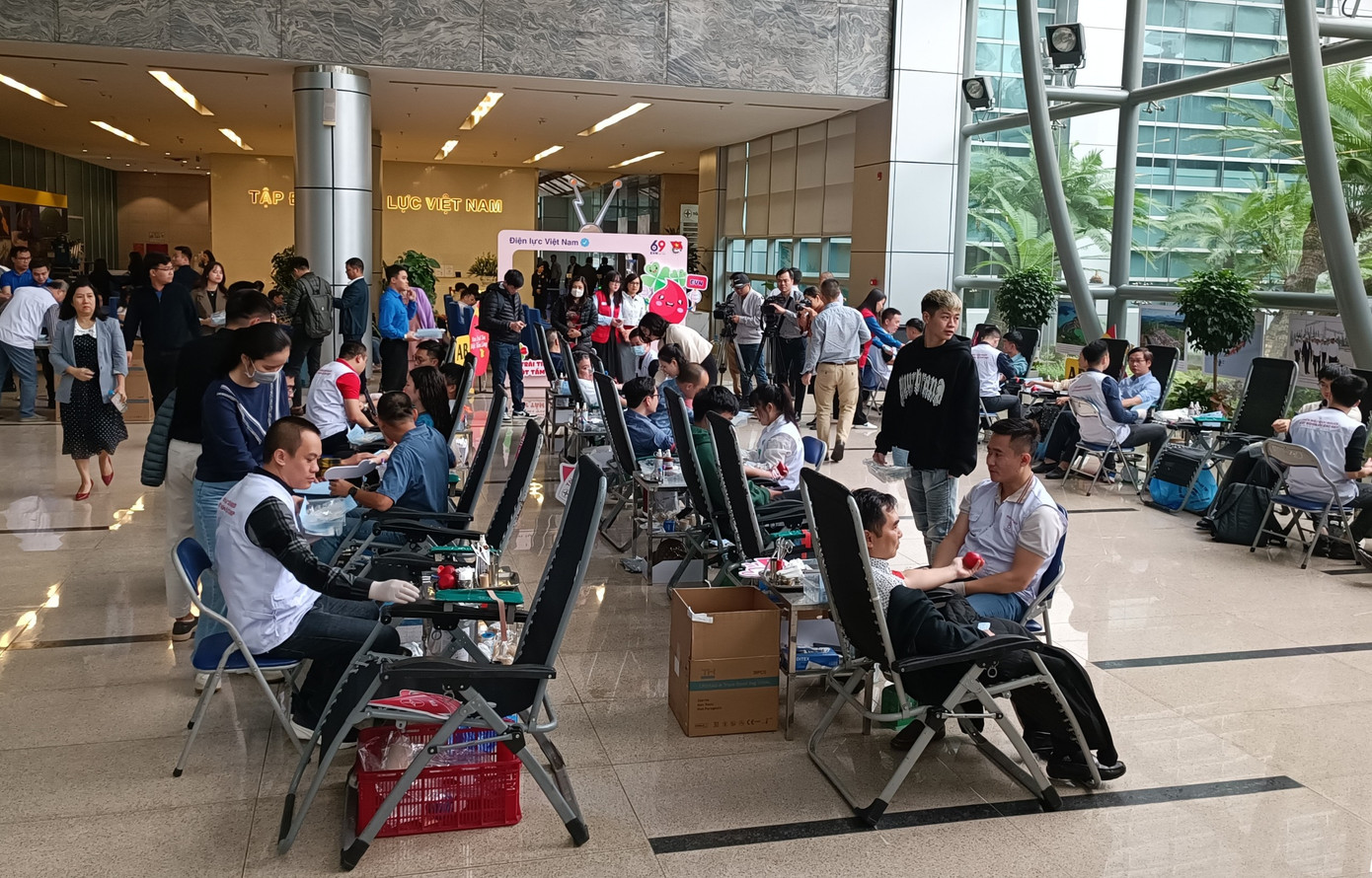 Cán bộ, người lao động EVN làm thủ tục đăng ký tham gia hiến máu tình nguyện trong chương trình Tuần lễ hồng EVN