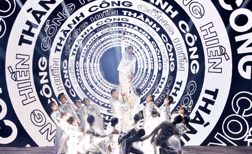 Chương “Cộng hưởng” nhằm tôn vinh các cán bộ lãnh đạo, quản lý tiêu biểu của Tập đoàn Chương “Cộng hưởng” nhằm tôn vinh các cán bộ lãnh đạo, quản lý tiêu biểu của Tập đoàn