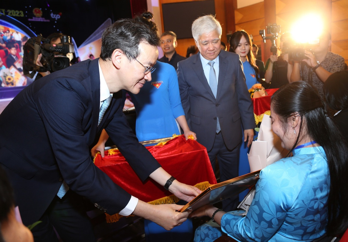 Ông Saravoot Yoovidhya - CEO Tập đoàn TCP tận tay gửi trao hoa và bằng khen tới tấm gương thanh niên khuyết tật