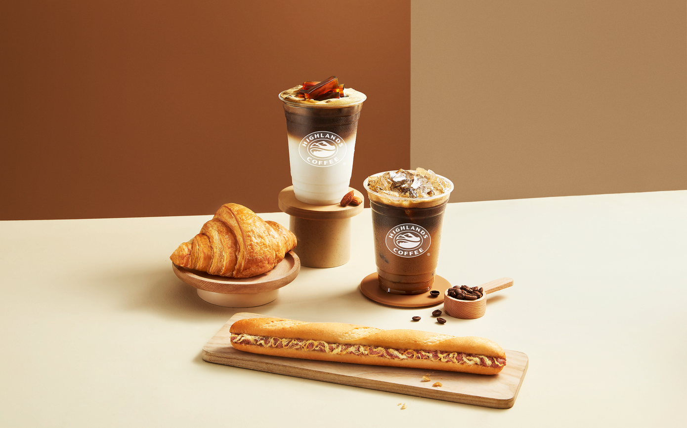 Logo “cao nguyên” trên những ly trà &amp; cà phê của Highlands Coffee là một trong những biểu tượng tiêu biểu của văn hóa đại chúng