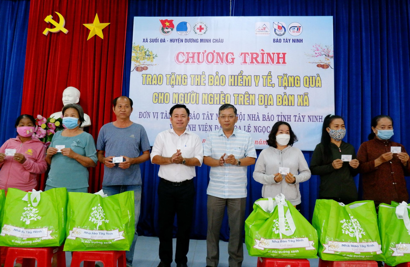 Tặng thẻ BHYT cho người nghèo ở Tây Ninh Tặng thẻ BHYT cho người nghèo ở Tây Ninh