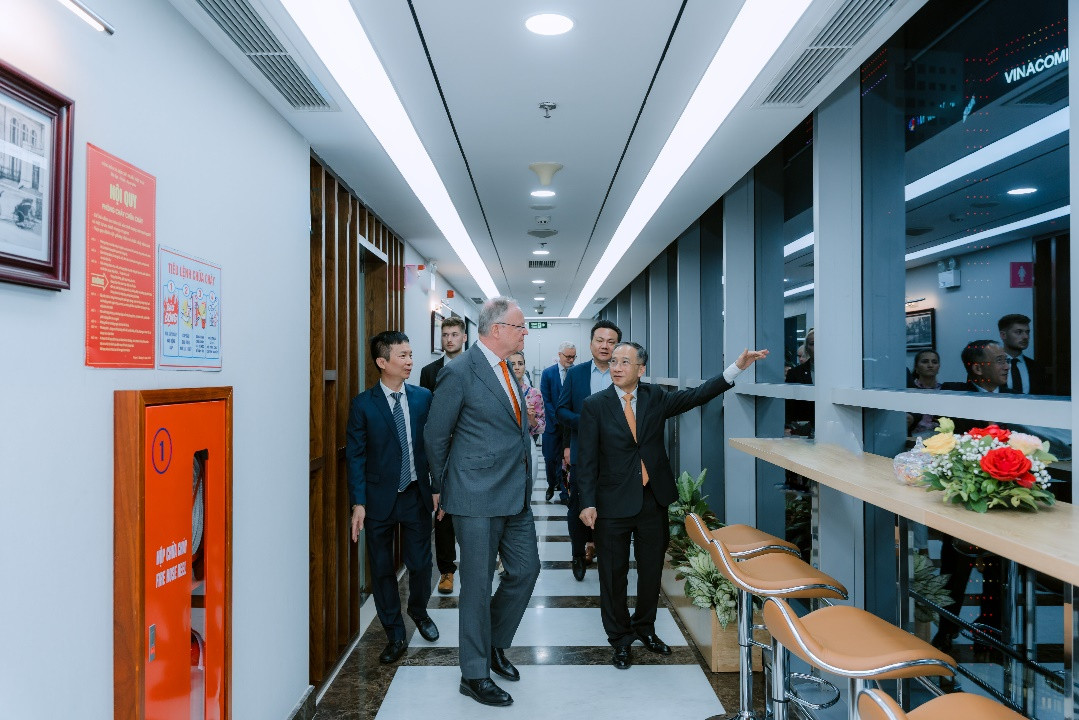 Đoàn tham quan trụ sở làm việc của PVI Đoàn tham quan trụ sở làm việc của PVI