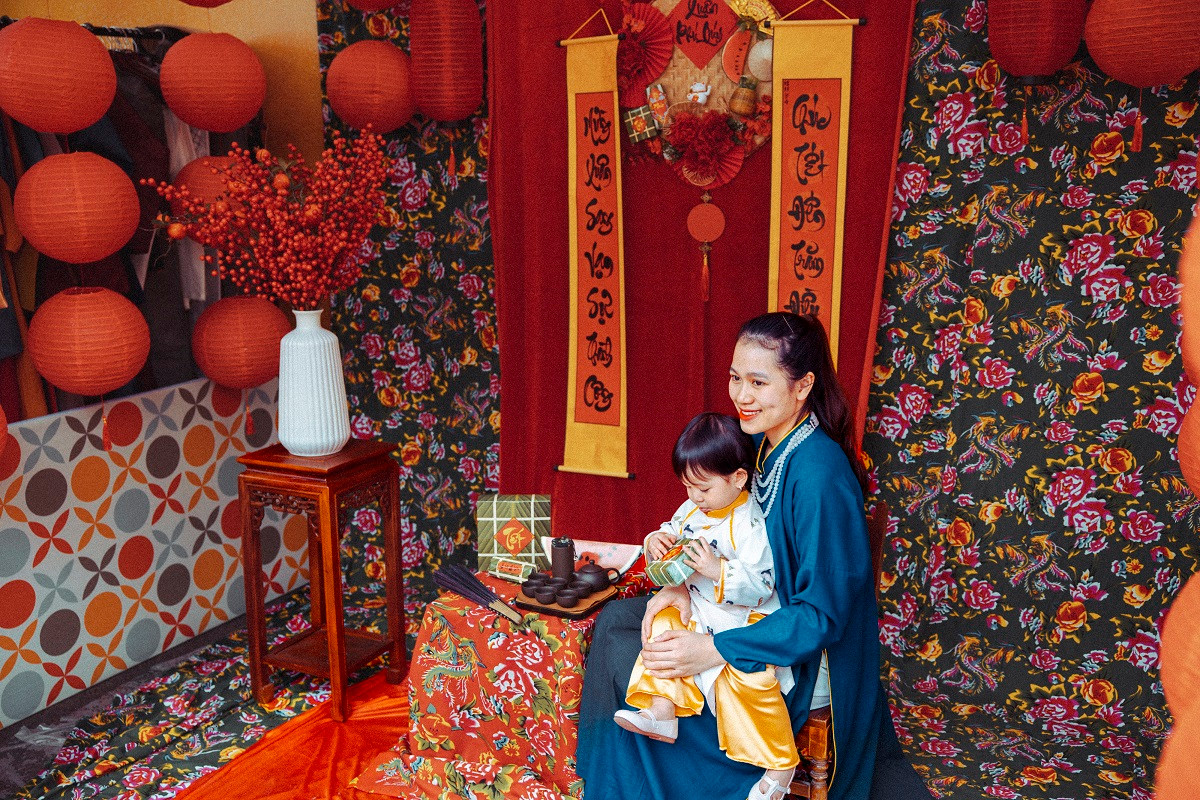 Chăn con công, câu đối, đèn lồng tái hiện vẻ đẹp căn nhà Bắc Bộ vào mỗi dịp xuân về.