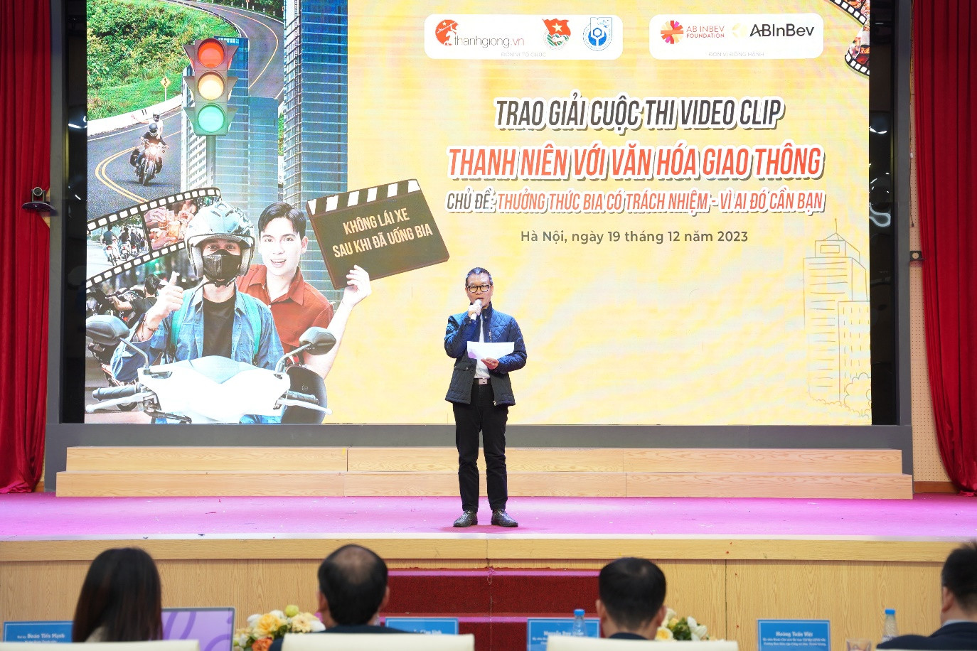 Đại diện phía AB InBev – ông Trương Văn Toàn đồng hành cùng các bạn sinh viên lan tỏa thông điệp Thưởng thức bia có trách nhiệm Vì ai đó cần bạn Đại diện phía AB InBev – ông Trương Văn Toàn đồng hành cùng các bạn sinh viên lan tỏa thông điệp Thưởng thức bia có trách nhiệm Vì ai đó cần bạn