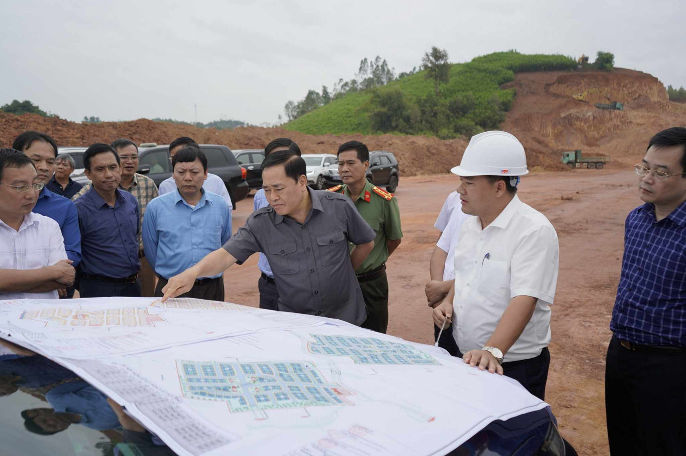 Chủ tịch UBND tỉnh Lạng Sơn (giữa) kiểm tra dự án đầu tư tại huyện Hữu Lũng .Ảnh: Duy Chiến Chủ tịch UBND tỉnh Lạng Sơn (giữa) kiểm tra dự án đầu tư tại huyện Hữu Lũng .Ảnh: Duy Chiến