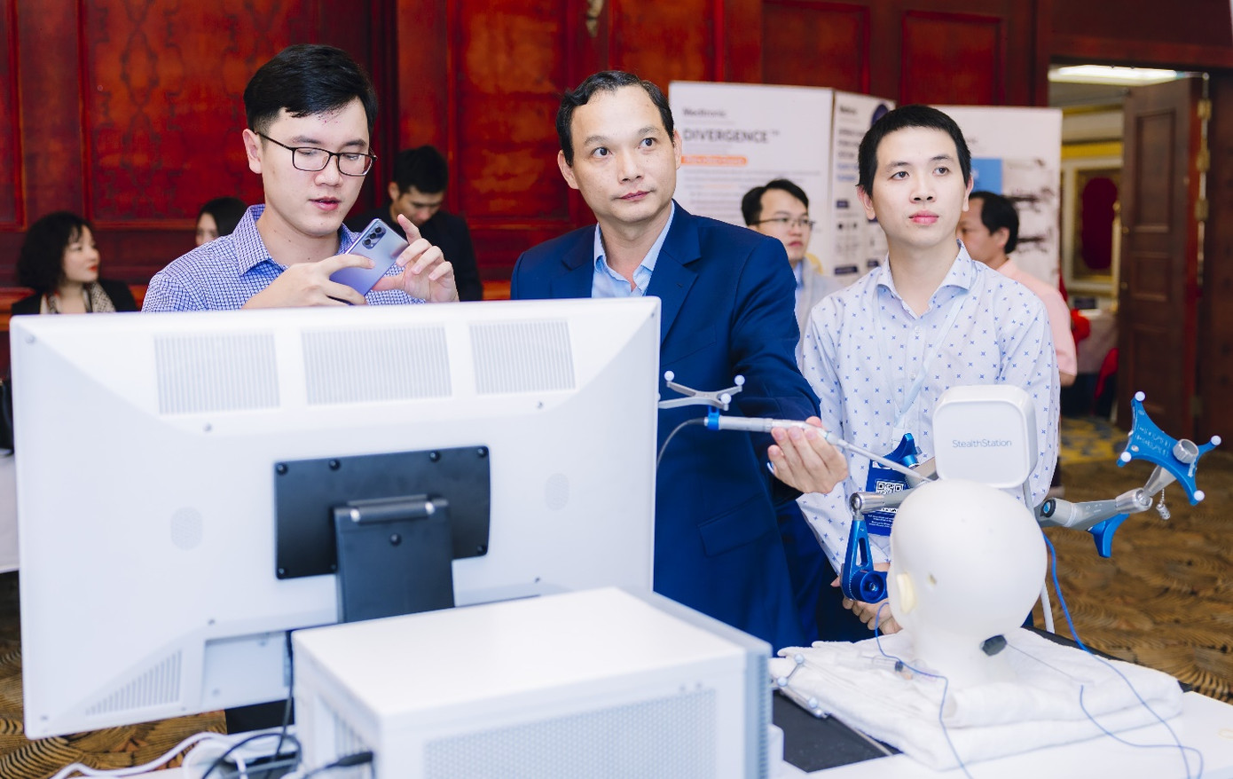 Quan khách tham quan tại Hội nghị thường niên phẫu thuật thần kinh toàn quốc lần thứ 22 xoay quanh chủ đề “Phẫu thuật ít xâm lấn trong lĩnh vực thần kinh – cột sống” Quan khách tham quan tại Hội nghị thường niên phẫu thuật thần kinh toàn quốc lần thứ 22 xoay quanh chủ đề “Phẫu thuật ít xâm lấn trong lĩnh vực thần kinh – cột sống”