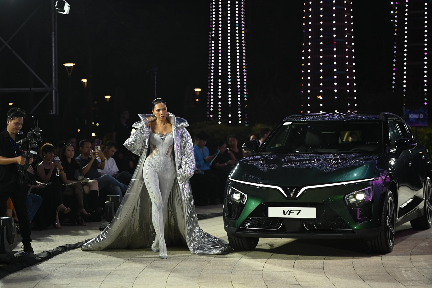 VinFast VF 7 là mẫu xe điện thông minh hòa trộn giữa vẻ ngoài thời trang và các tính năng tiện nghi hiện đại, đại diện cho cá tính năng động, đẳng cấp và khởi nguồn sáng tạo, dẫn lối đam mê.