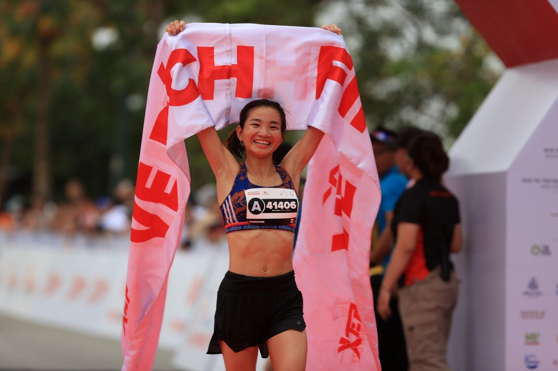 Hạng nhất nữ chung cuộc nhóm tuổi cự ly Marathon, vận động viên Nguyễn Thị Oanh, người Việt Nam Hạng nhất nữ chung cuộc nhóm tuổi cự ly Marathon, vận động viên Nguyễn Thị Oanh, người Việt Nam