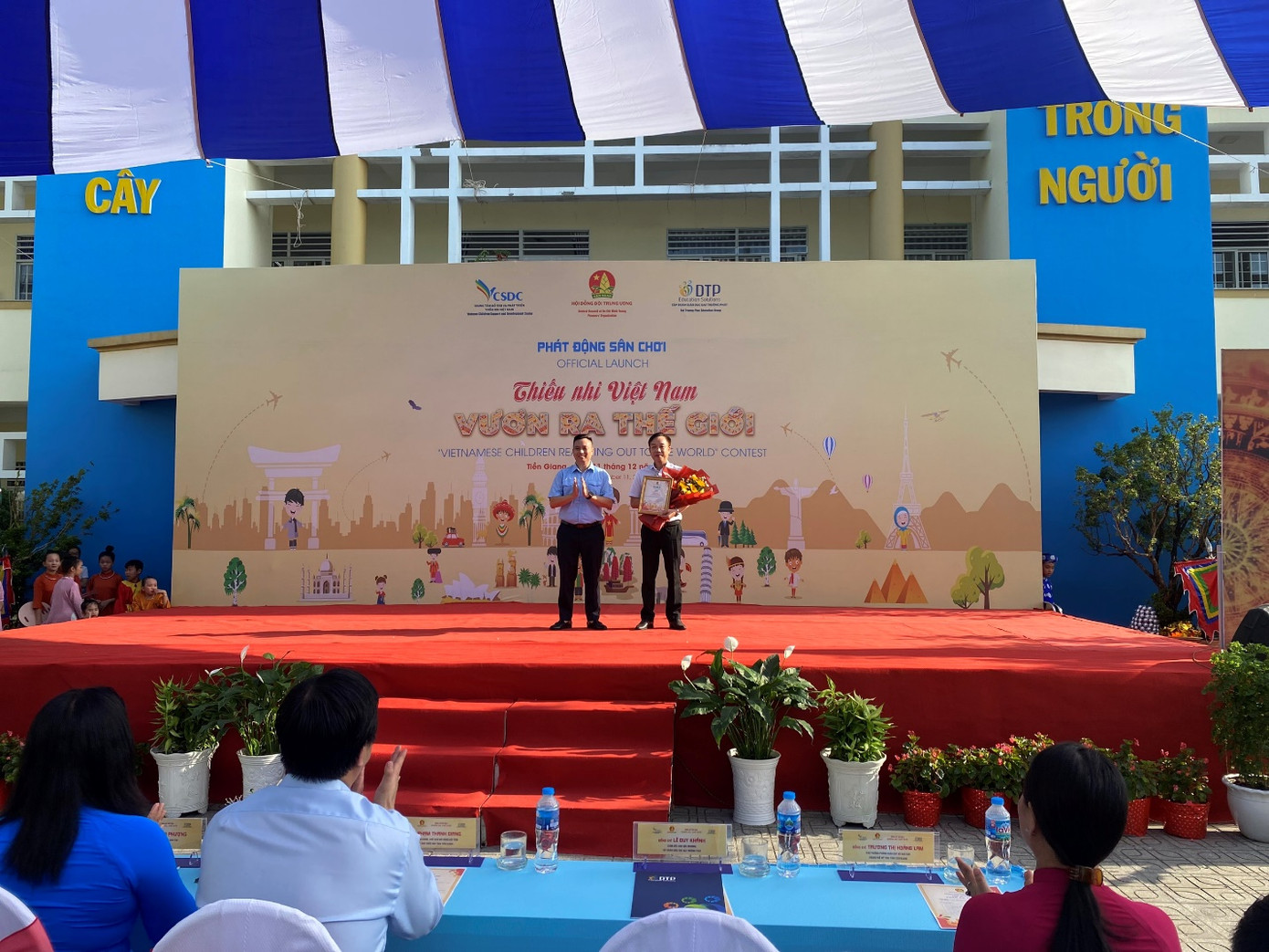 Đồng chí Lê Anh Quân - Phó Chủ tịch Hội đồng Đội Trung ương; Chủ tịch Hội đồng Huấn luyện Trung ương (trái) và Ông Lê Duy Khánh - Đại diện Ban Giám Đốc Tập Đoàn Giáo Dục Đại Trường Phát (phải) trong buổi lễ khai mạc chương trình. Đồng chí Lê Anh Quân - Phó Chủ tịch Hội đồng Đội Trung ương; Chủ tịch Hội đồng Huấn luyện Trung ương (trái) và Ông Lê Duy Khánh - Đại diện Ban Giám Đốc Tập Đoàn Giáo Dục Đại Trường Phát (phải) trong buổi lễ khai mạc chương trình.