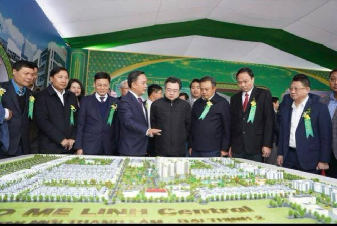 Các đại biểu thăm quan mô hình dự án Các đại biểu thăm quan mô hình dự án