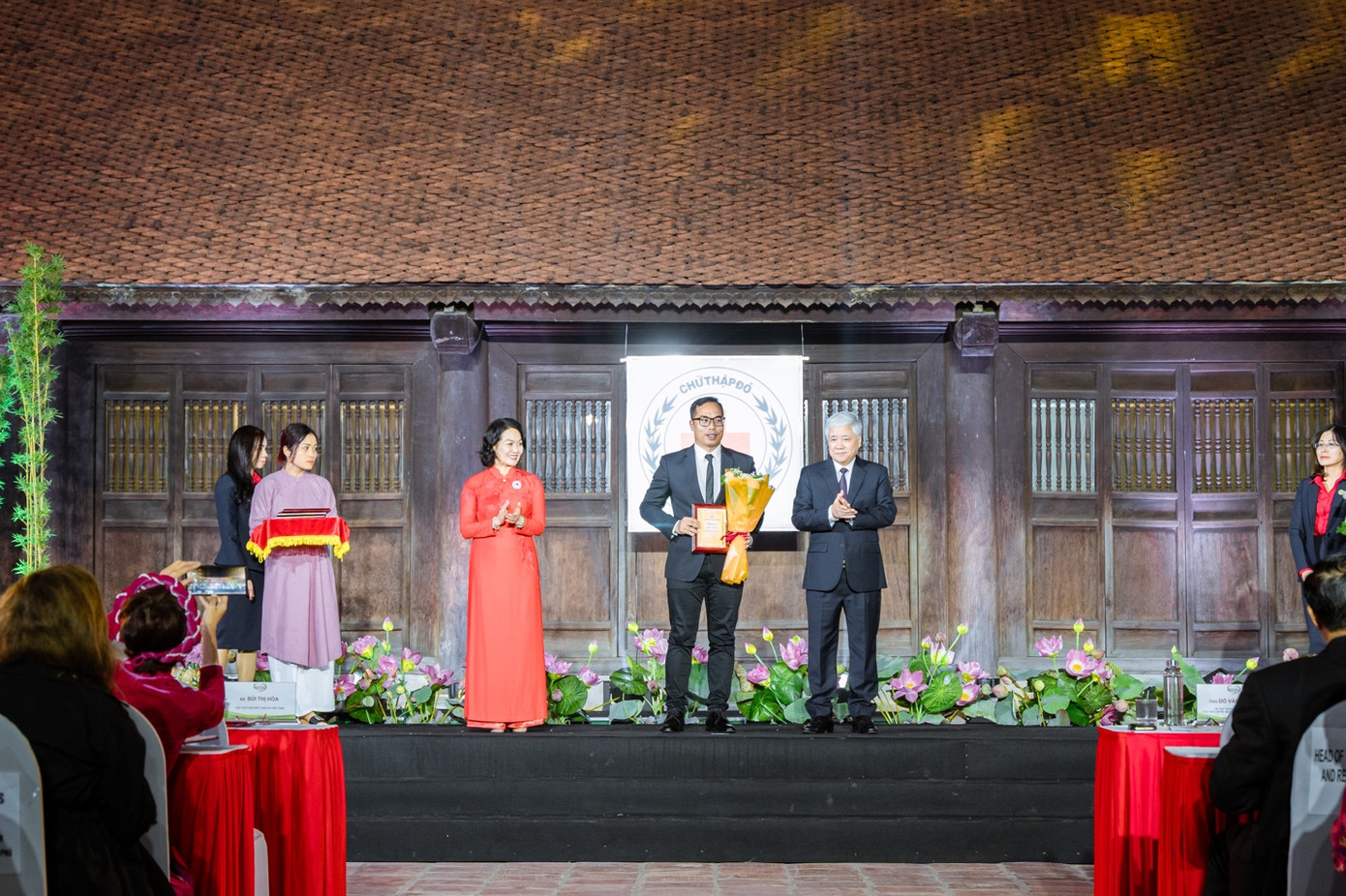 Đại diện công ty P&amp;G Việt Nam nhận kỷ niệm chương “Sức mạnh nhân đạo” năm 2023 được trao bởi Chủ tịch Ủy ban Trung ương Mặt trận tổ quốc Việt Nam